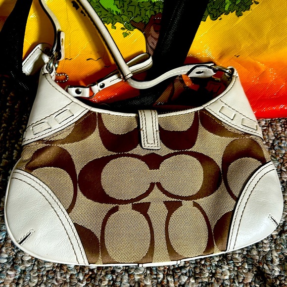 COACH HAND BAG FOR SALE - Picture 2 of 2